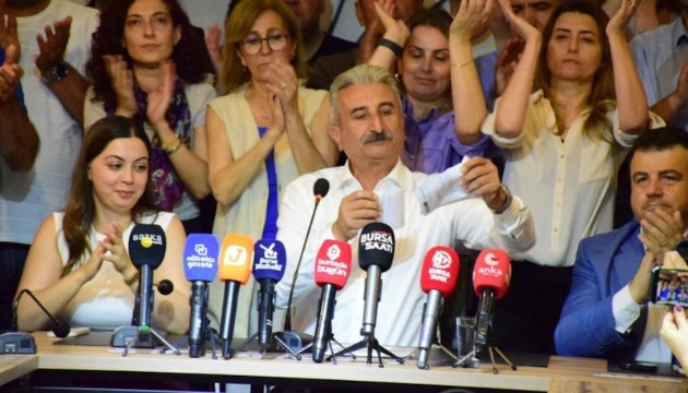 CHP İl Başkanı tebliğ kararını yırttı
