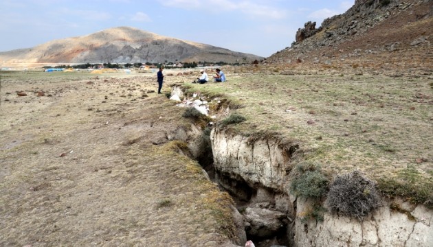 Konya Ovası’nda yer altı suyu alarmı: Çökmeler ve yüzey yarıkları artıyor!