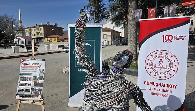 Dijital bağımlılığa karşı 'Dijital Ucube' heykeli yapıldı