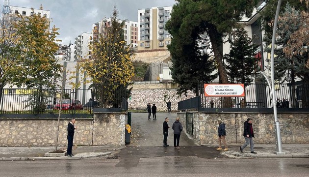 Lise öğrencisi 3. kattan aşağı düştü!