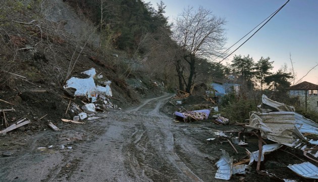 Hatay’da heyelan hayatını felç etti