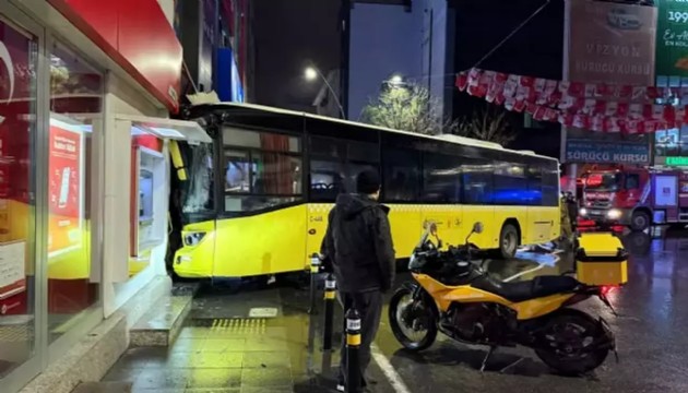 İETT otobüsü binaya çarptı