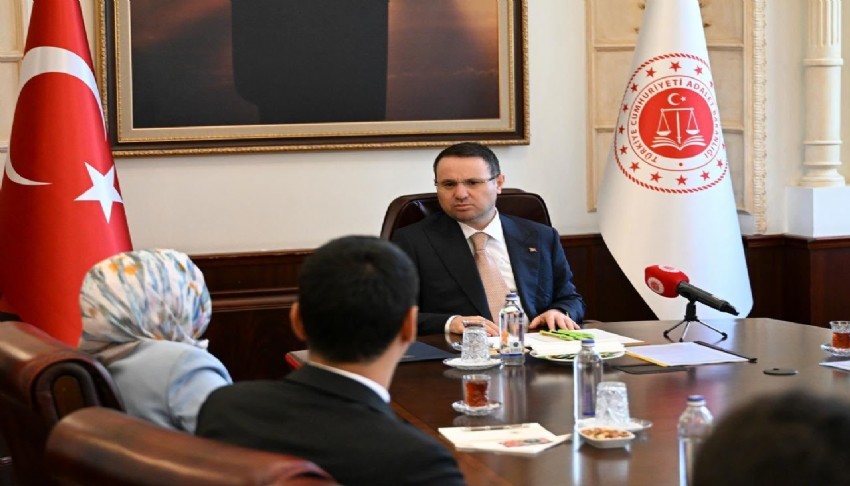 Bakan Gürlek, Merhum Muhsin Yazıcıoğlu'nun ailesini ağırladı: 'Karanlıkta bir şey kalmayacak'