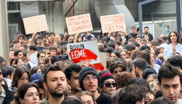 Bilgi Üniversitesi'nde kapılar kapandı: Öğrenciler eylem yaptı