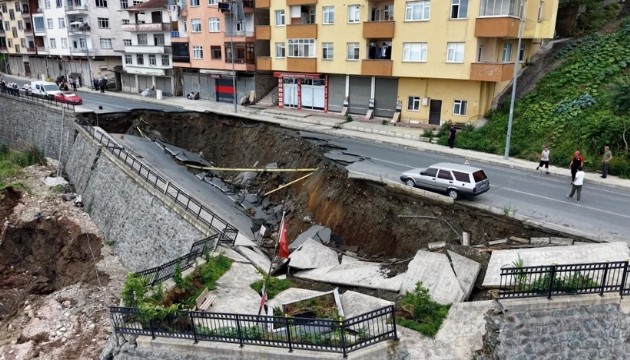 İnşaat kazısında yol çöktü: Facianın eşiğinden dönüldü