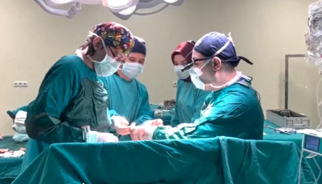 Dünyanın ilk 8'li çapraz karaciğer nakli gerçekleşti