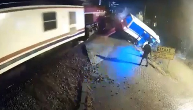 Tren minibüse çarptı