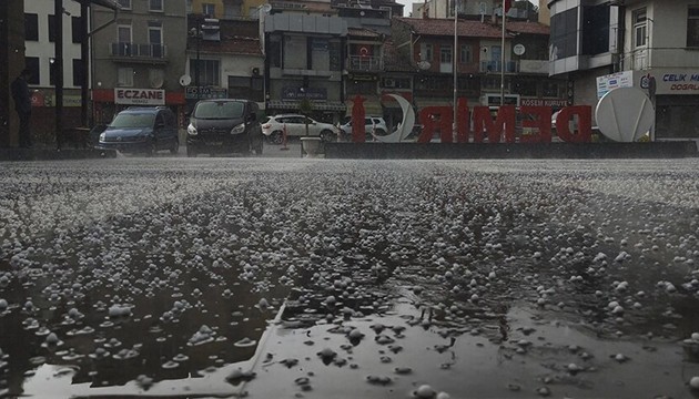 Manisa'da sağanak etkili oldu