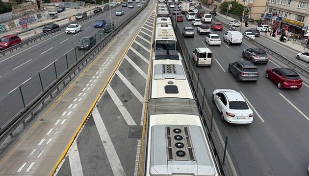 Metrobüs yangını seferleri aksattı