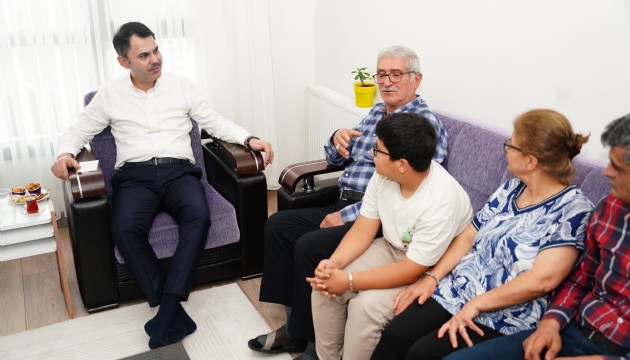 Bakan Kurum'dan depremzede aileye ziyaret