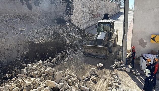 Niğde Kalesi'nin istinat duvarı çöktü