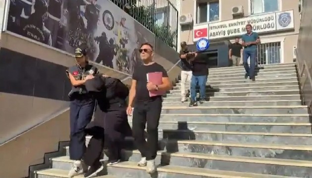 Eşiyle birlikte 55 kilo altın çaldı