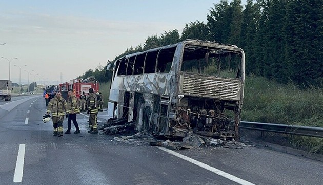 TEM'de tur otobüsü yandı