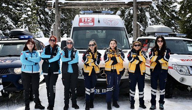 Paramedik kadın sürücüler fedakarca görev yapıyor