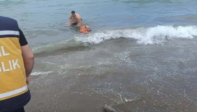 Oğlunu kurtarmak isterken can verdi