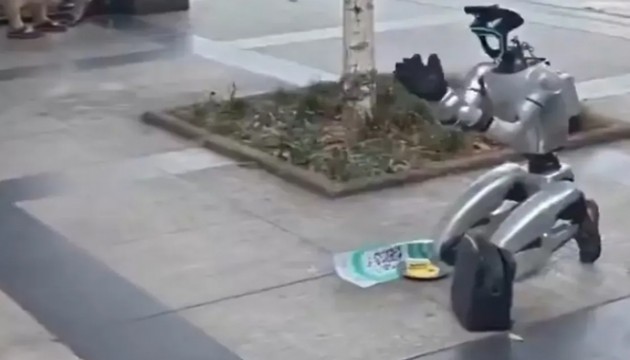 Robot şarj parası için dilendi