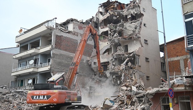 Sındırgı'da ağır hasarlı binalar yıkıldı