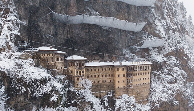 Sümela Manastırı beyaza büründü