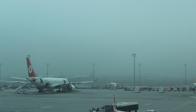 Çok sayıda uçak sis engeline takıldı