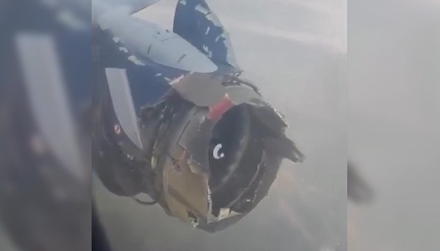 Motoru arızalanan uçak acil iniş yaptı