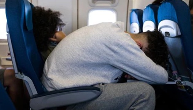 Yüzlerce yolcu uçakta sabahladı