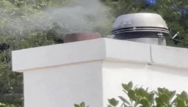 Beyaz Saray'dan beyaz duman yükseldi