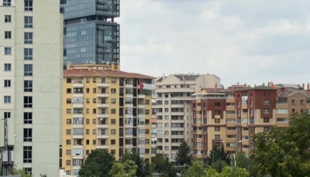 Trump'ın kalacağı otelin karşısına Filistin bayrağı asıldı