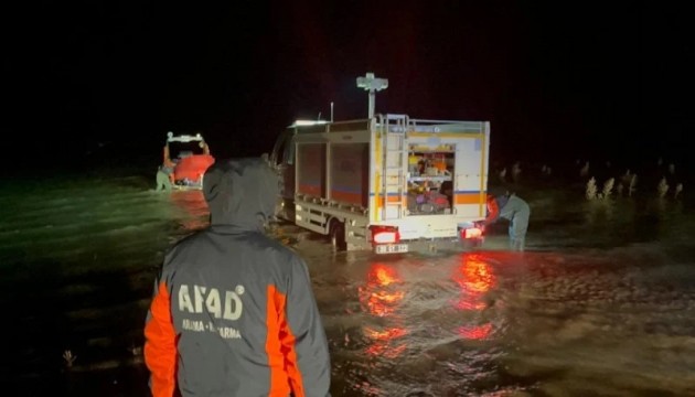 Tekir Gölü'nde 3 kişi mahsur kaldı
