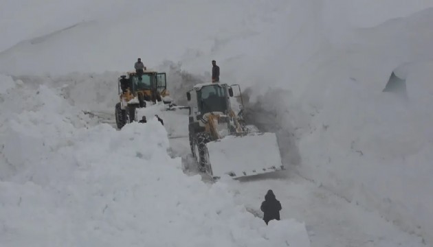4 metre karla kaplı yollar açılıyor