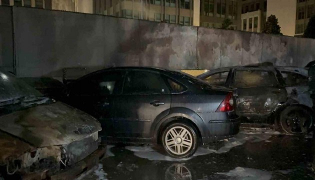 Maslak’ta otopark yangını: 5 araç alev aldı